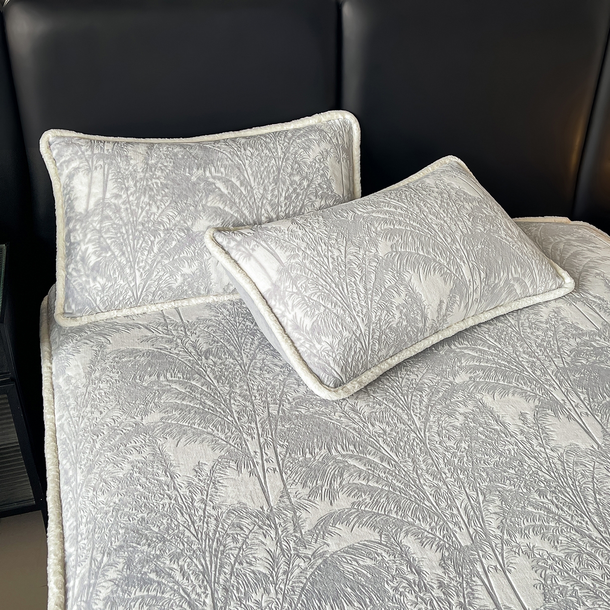 91家纺网 家纺一手货源 找家纺 极简 2025新款雕花牛奶绒床笠-欧曼系列 欧曼-精致灰