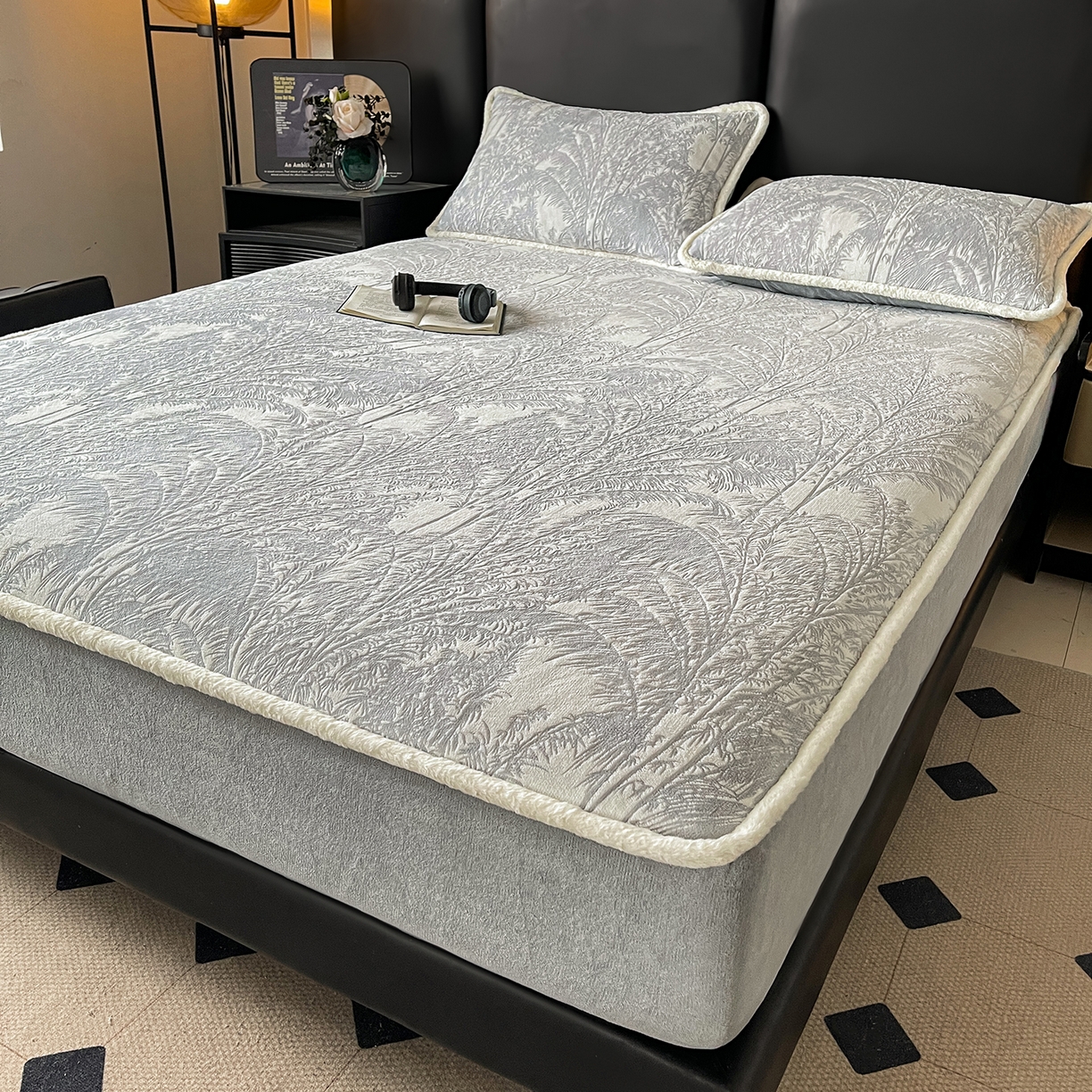 91家纺网 家纺一手货源 找家纺 极简 2025新款雕花牛奶绒床笠-欧曼系列 欧曼-精致灰