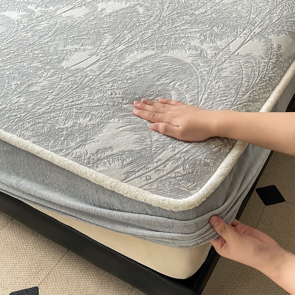 91家纺网 家纺一手货源 找家纺 极简 2025新款雕花牛奶绒床笠-欧曼系列 欧曼-精致灰