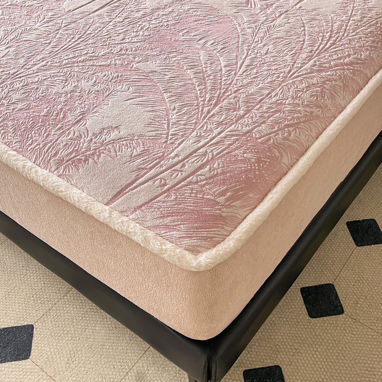 91家纺网 家纺一手货源 找家纺 极简 2025新款雕花牛奶绒床笠-欧曼系列 欧曼-藕粉