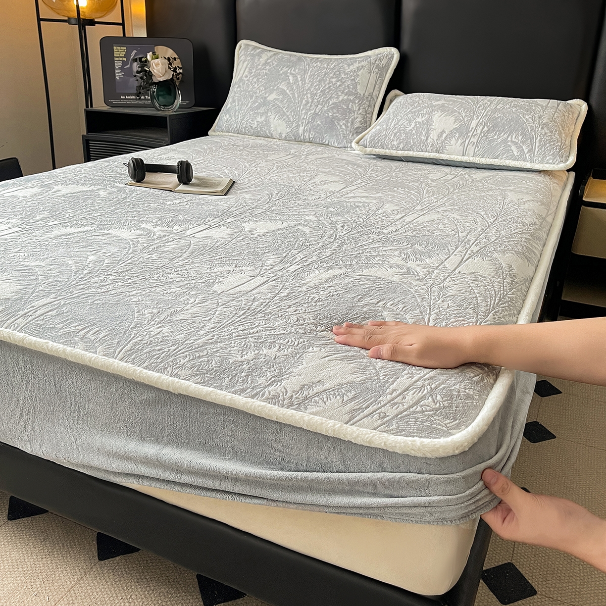 91家纺网 家纺一手货源 找家纺 极简 2025新款雕花牛奶绒床笠-欧曼系列 欧曼-精致灰