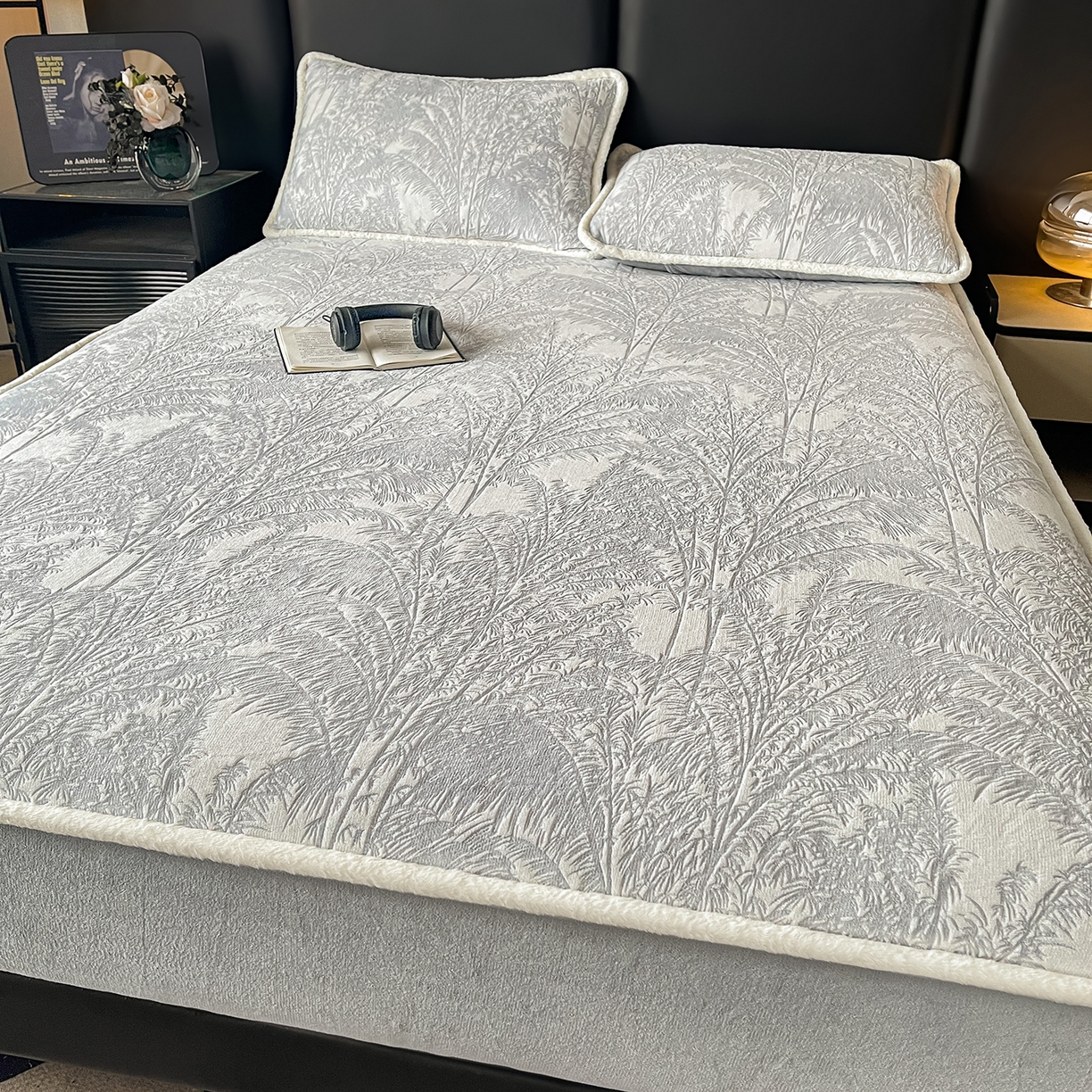 91家纺网 家纺一手货源 找家纺 极简 2025新款雕花牛奶绒床笠-欧曼系列 欧曼-精致灰