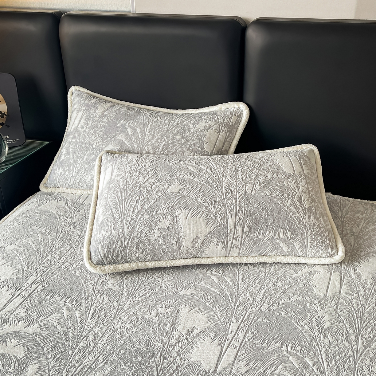 91家纺网 家纺一手货源 找家纺 极简 2025新款雕花牛奶绒床笠-欧曼系列 欧曼-精致灰