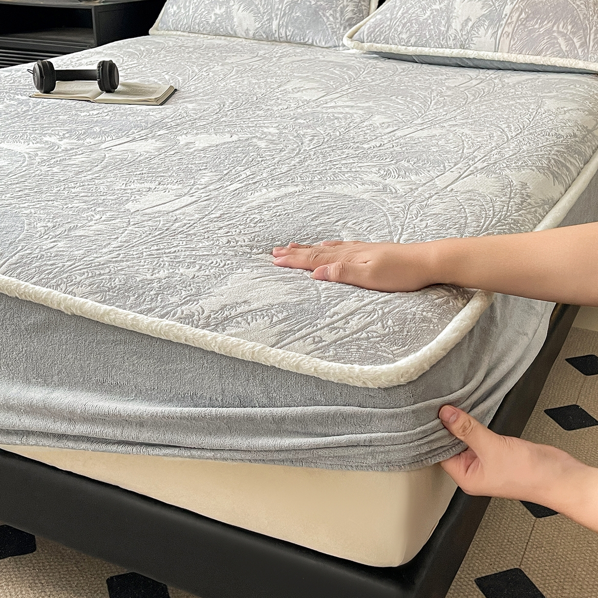 91家纺网 家纺一手货源 找家纺 极简 2025新款雕花牛奶绒床笠-欧曼系列 欧曼-精致灰