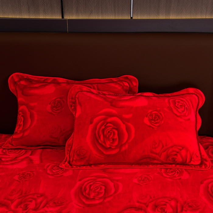 91家纺网 家纺一手货源 找家纺 韩秀2025新款金貂牛奶法莱绒床裙款四件套加厚保暖8.5斤金雕绒 大红玫瑰