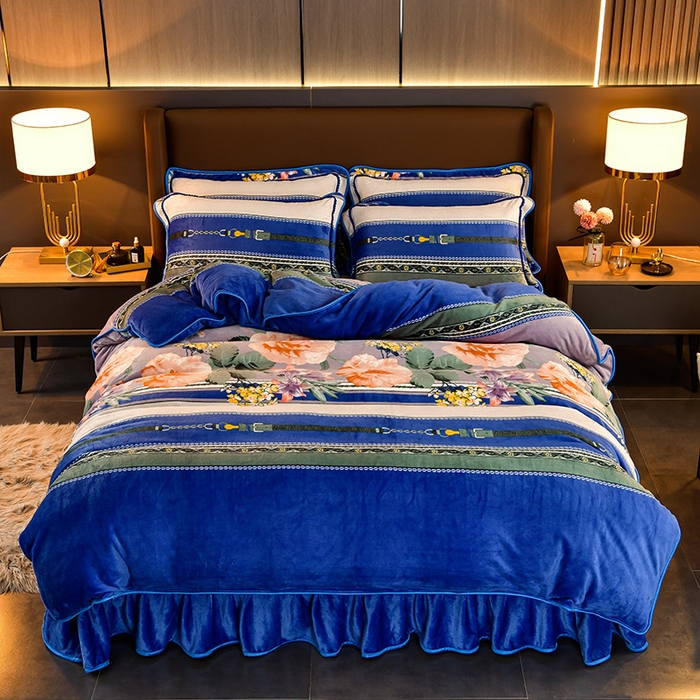 91家纺网 家纺一手货源 找家纺 韩秀2025新款金貂牛奶法莱绒床裙款四件套加厚保暖8.5斤金雕绒 蓝调情怀