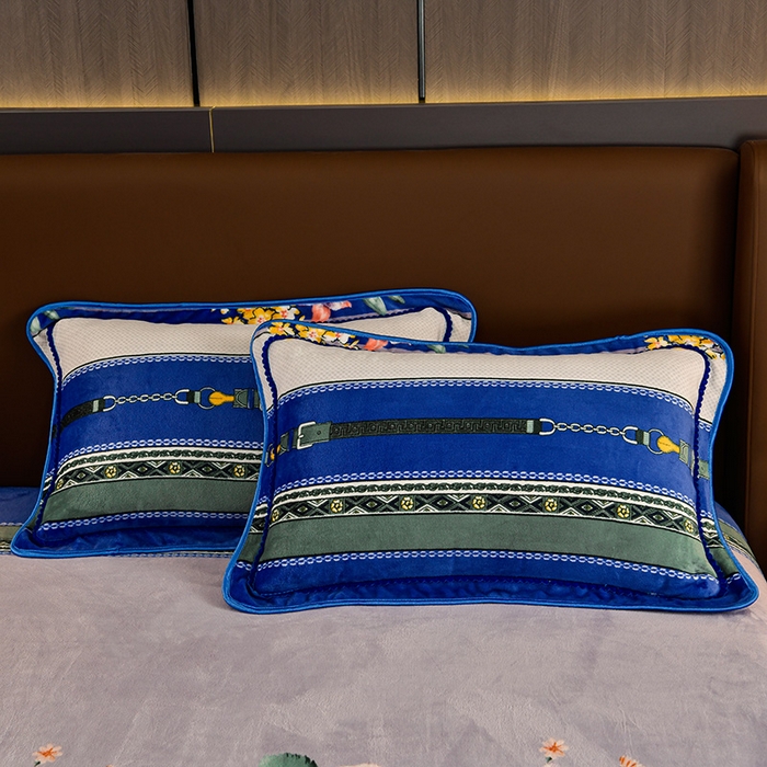 91家纺网 家纺一手货源 找家纺 韩秀2025新款金貂牛奶法莱绒床裙款四件套加厚保暖8.5斤金雕绒 蓝调情怀