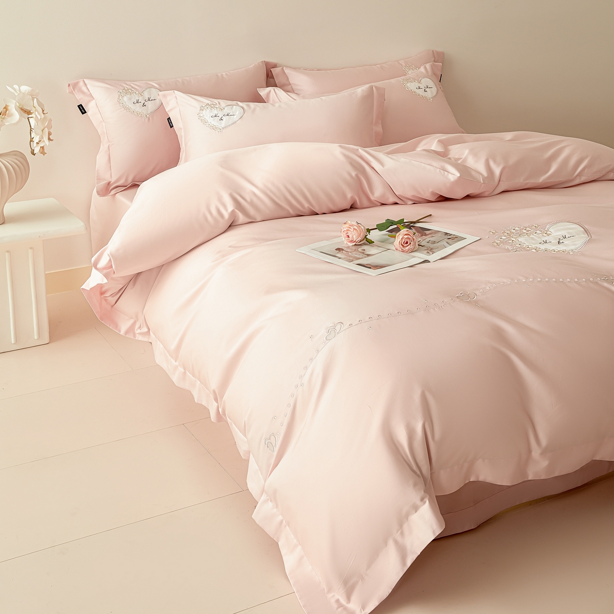 91家纺网 家纺一手货源 找家纺 洺兰家居 2025年新款新疆长绒棉100支刺绣款绣花四件套 小确幸 小确幸-粉