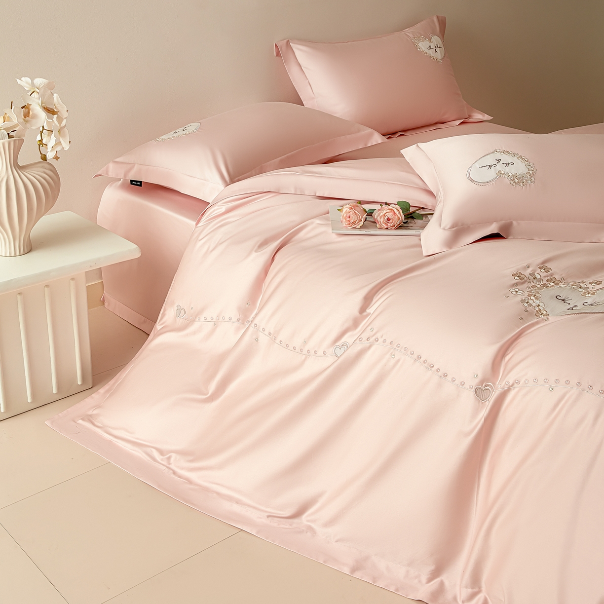 91家纺网 家纺一手货源 找家纺 洺兰家居 2025年新款新疆长绒棉100支刺绣款绣花四件套 小确幸 小确幸-粉