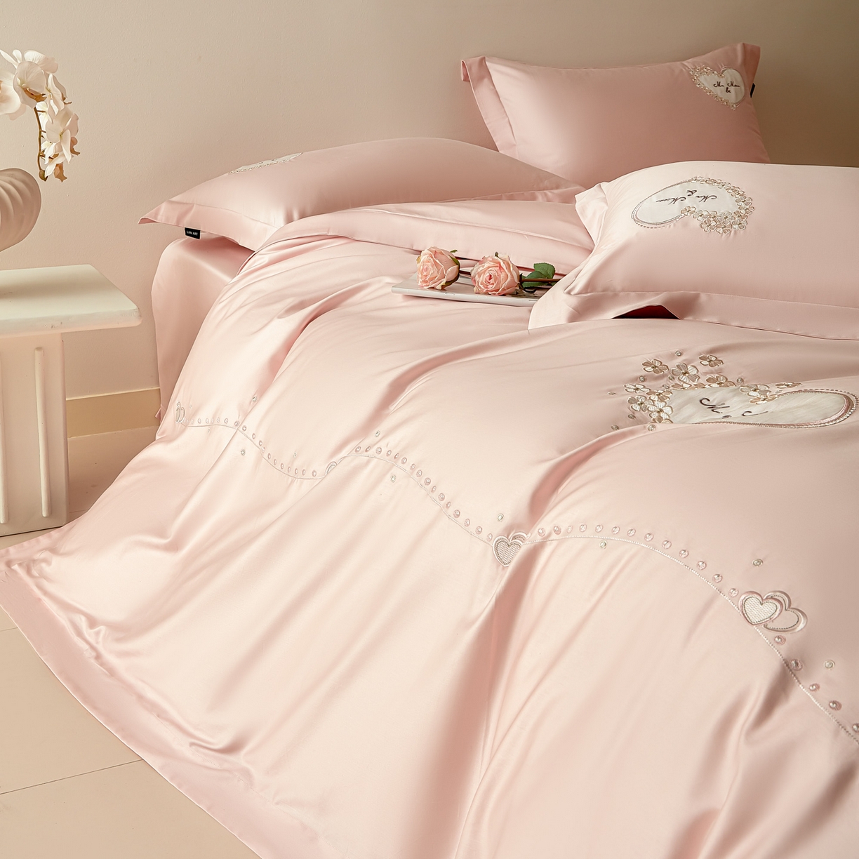 91家纺网 家纺一手货源 找家纺 洺兰家居 2025年新款新疆长绒棉100支刺绣款绣花四件套 小确幸 小确幸-粉