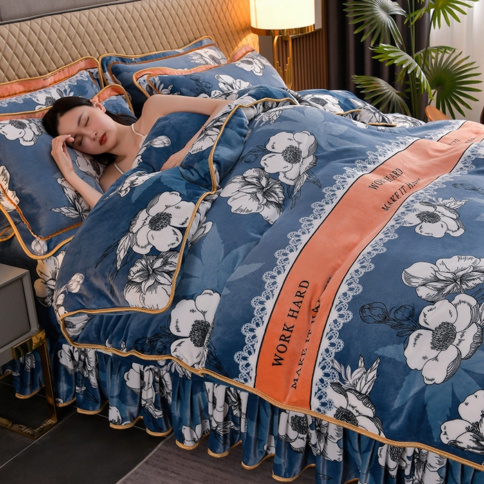 91家纺网 家纺一手货源 找家纺 韩秀2025新款金貂牛奶法莱绒床裙款四件套加厚保暖8.5斤金雕绒 浪漫花语