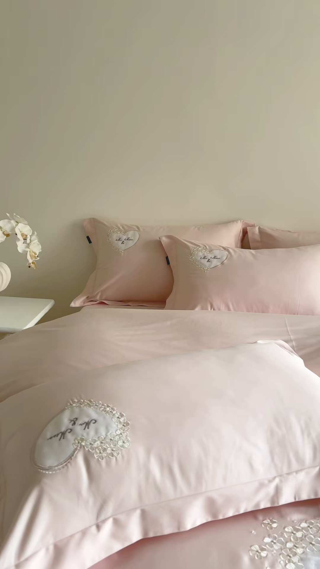 91家纺网 家纺一手货源 找家纺 洺兰家居 2025年新款新疆长绒棉100支刺绣款绣花四件套 小确幸 小确幸-粉