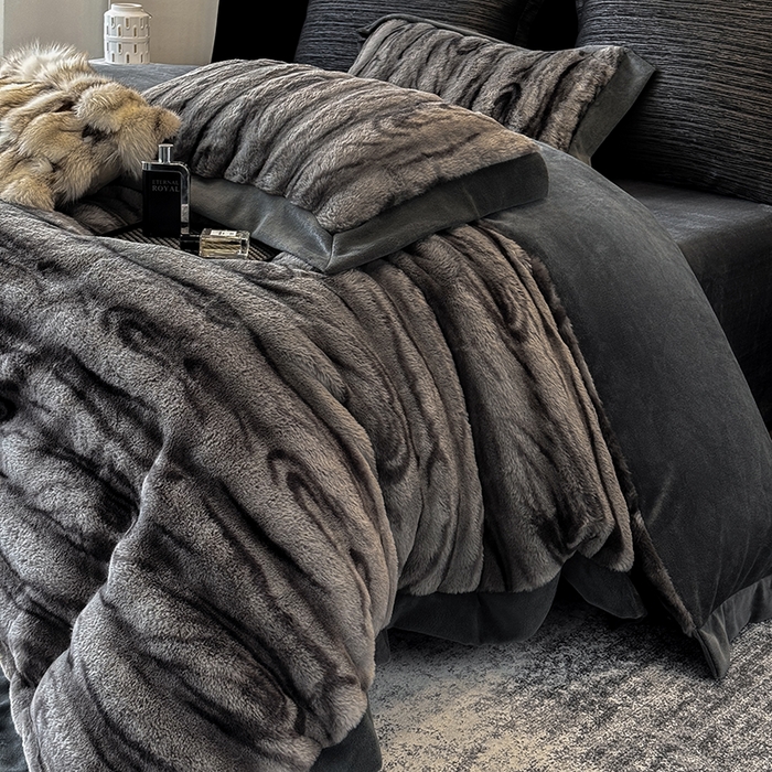 91家纺网 家纺一手货源 找家纺 （总）若未家居 LOVEWE HOUSE 2025新款树纹年轮自然系丹麦貂A版350克B版240克全消光牛奶绒四件套-瓦伦（控价券后不低于358）