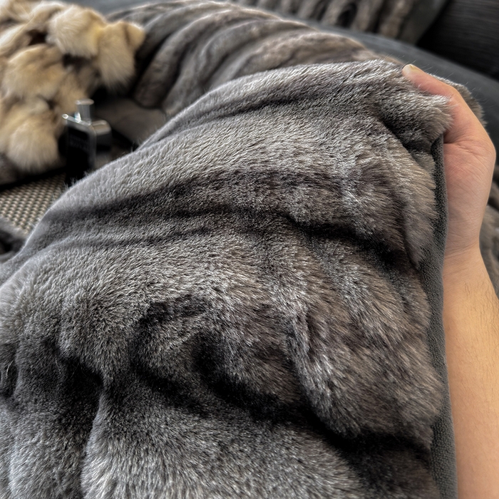 91家纺网 家纺一手货源 找家纺 若未家居 LOVEWE HOUSE 2025新款树纹年轮自然系丹麦貂A版350克B版240克全消光牛奶绒四件套-瓦伦（控价券后不低于358） 瓦伦 暗夜灰