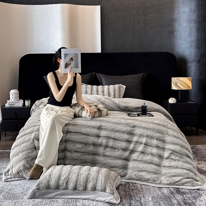 91家纺网 家纺一手货源 找家纺 若未家居 LOVEWE HOUSE 2025新款树纹年轮自然系丹麦貂A版350克B版240克全消光牛奶绒四件套-瓦伦（控价券后不低于358） 瓦伦 中灰