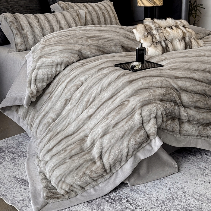 91家纺网 家纺一手货源 找家纺 若未家居 LOVEWE HOUSE 2025新款树纹年轮自然系丹麦貂A版350克B版240克全消光牛奶绒四件套-瓦伦（控价券后不低于358） 瓦伦 中灰