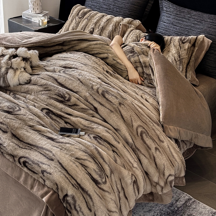 91家纺网 家纺一手货源 找家纺 若未家居 LOVEWE HOUSE 2025新款树纹年轮自然系丹麦貂A版350克B版240克全消光牛奶绒四件套-瓦伦（控价券后不低于358） 瓦伦 咖棕