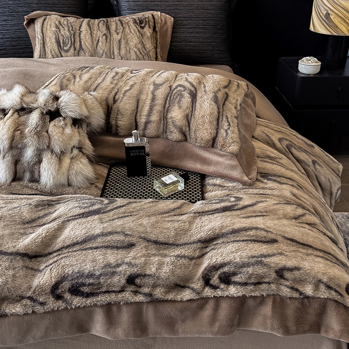 91家纺网 家纺一手货源 找家纺 若未家居 LOVEWE HOUSE 2025新款树纹年轮自然系丹麦貂A版350克B版240克全消光牛奶绒四件套-瓦伦（控价券后不低于358） 瓦伦 咖棕