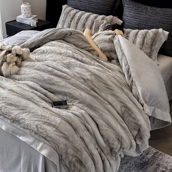 91家纺网 家纺一手货源 找家纺 若未家居 LOVEWE HOUSE 2025新款树纹年轮自然系丹麦貂A版350克B版240克全消光牛奶绒四件套-瓦伦（控价券后不低于358） 瓦伦 中灰