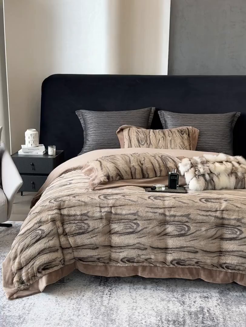 91家纺网 家纺一手货源 找家纺 若未家居 LOVEWE HOUSE 2025新款树纹年轮自然系丹麦貂A版350克B版240克全消光牛奶绒四件套-瓦伦（控价券后不低于358） 瓦伦 咖棕