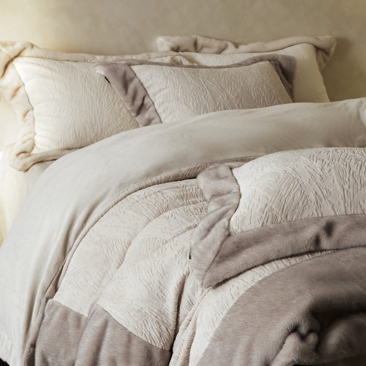 91家纺网 家纺一手货源 找家纺 （总）佳汐蓝家纺 2025新款雕花牛奶绒水貂毛拼边四件套-丹尔曼（卷后不低于398起）