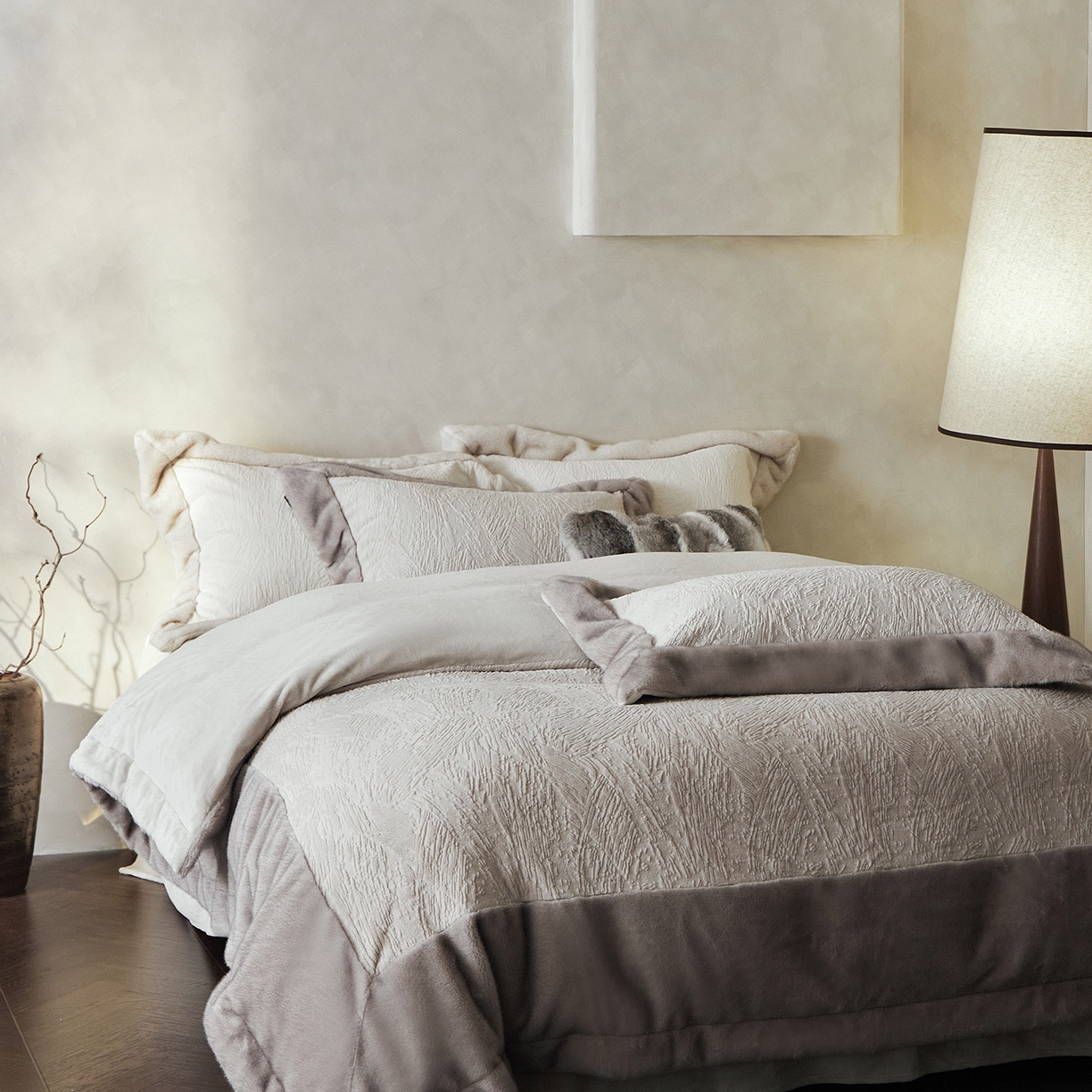 91家纺网 家纺一手货源 找家纺 （总）佳汐蓝家纺 2025新款雕花牛奶绒水貂毛拼边四件套-丹尔曼（卷后不低于398起）