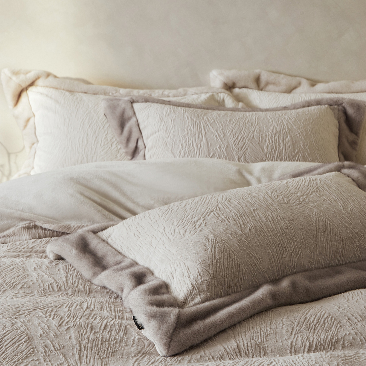 91家纺网 家纺一手货源 找家纺 （总）佳汐蓝家纺 2025新款雕花牛奶绒水貂毛拼边四件套-丹尔曼（卷后不低于398起）