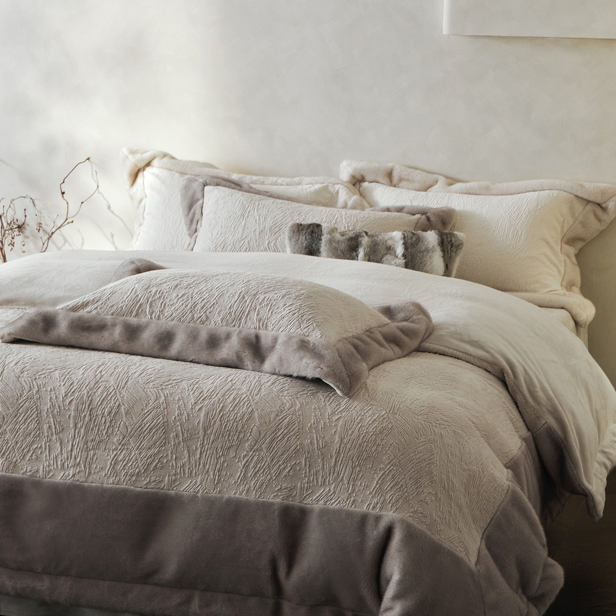 91家纺网 家纺一手货源 找家纺 （总）佳汐蓝家纺 2025新款雕花牛奶绒水貂毛拼边四件套-丹尔曼（卷后不低于398起）