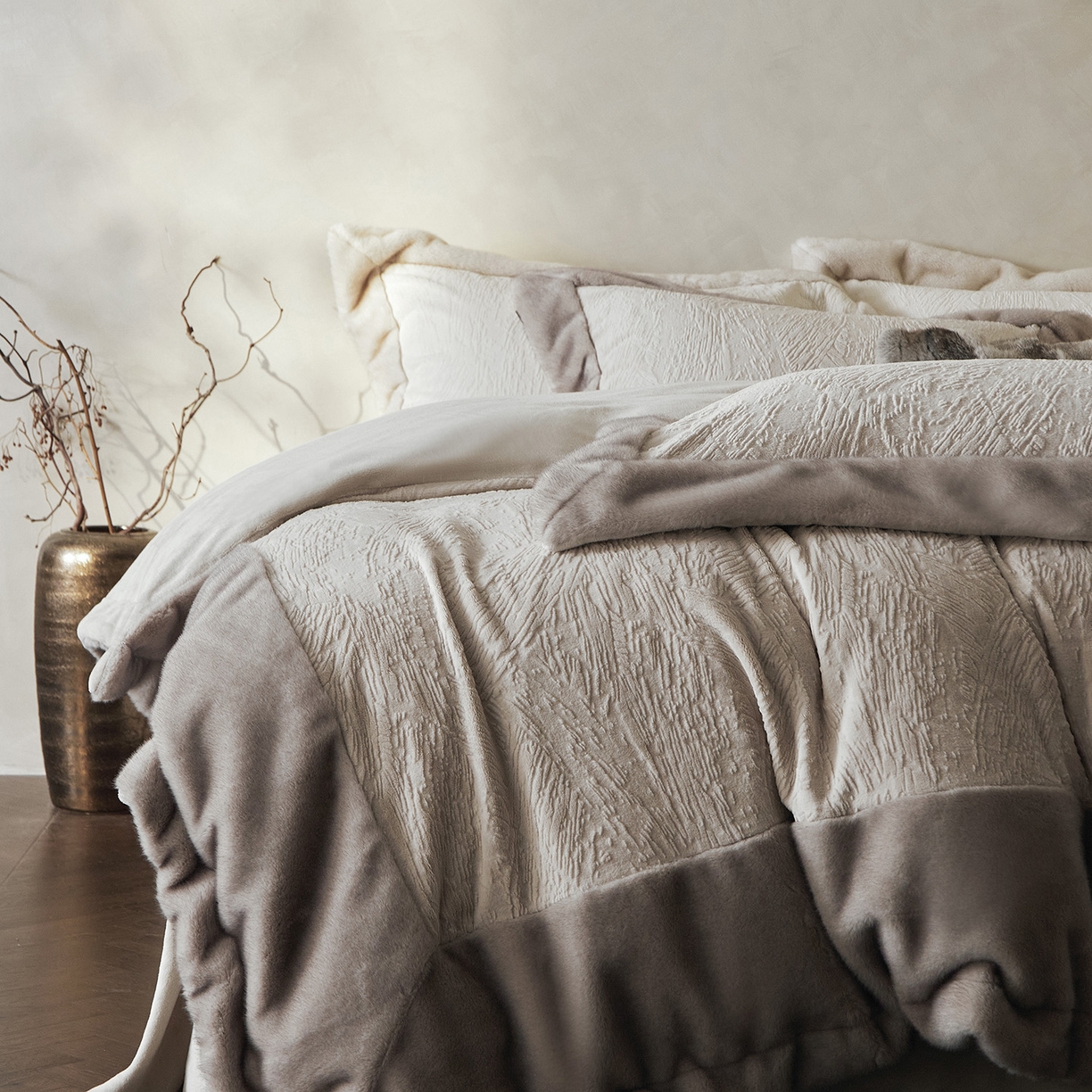 91家纺网 家纺一手货源 找家纺 （总）佳汐蓝家纺 2025新款雕花牛奶绒水貂毛拼边四件套-丹尔曼（卷后不低于398起）