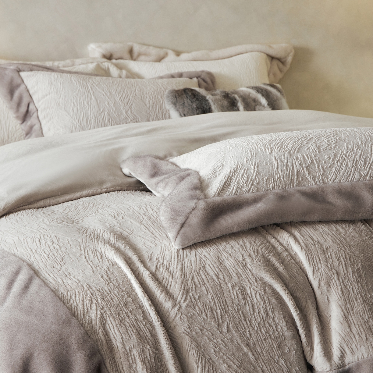 91家纺网 家纺一手货源 找家纺 （总）佳汐蓝家纺 2025新款雕花牛奶绒水貂毛拼边四件套-丹尔曼（卷后不低于398起）