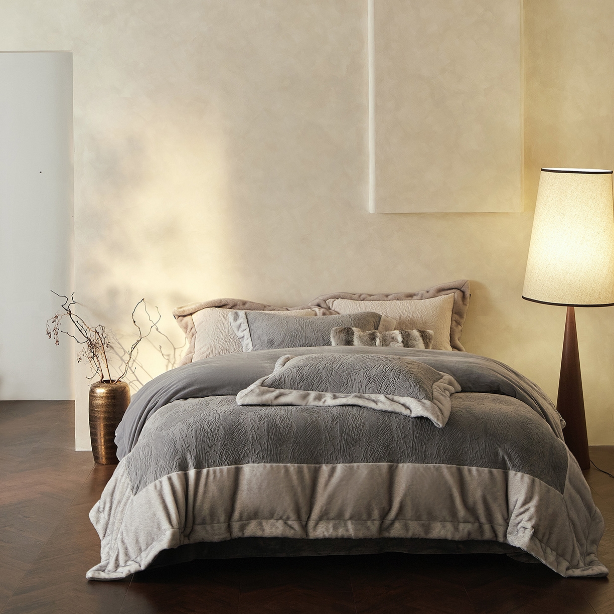 91家纺网 家纺一手货源 找家纺 佳汐蓝家纺 2025新款雕花牛奶绒水貂毛拼边四件套-丹尔曼（卷后不低于398起） 丹尔曼-蓝灰