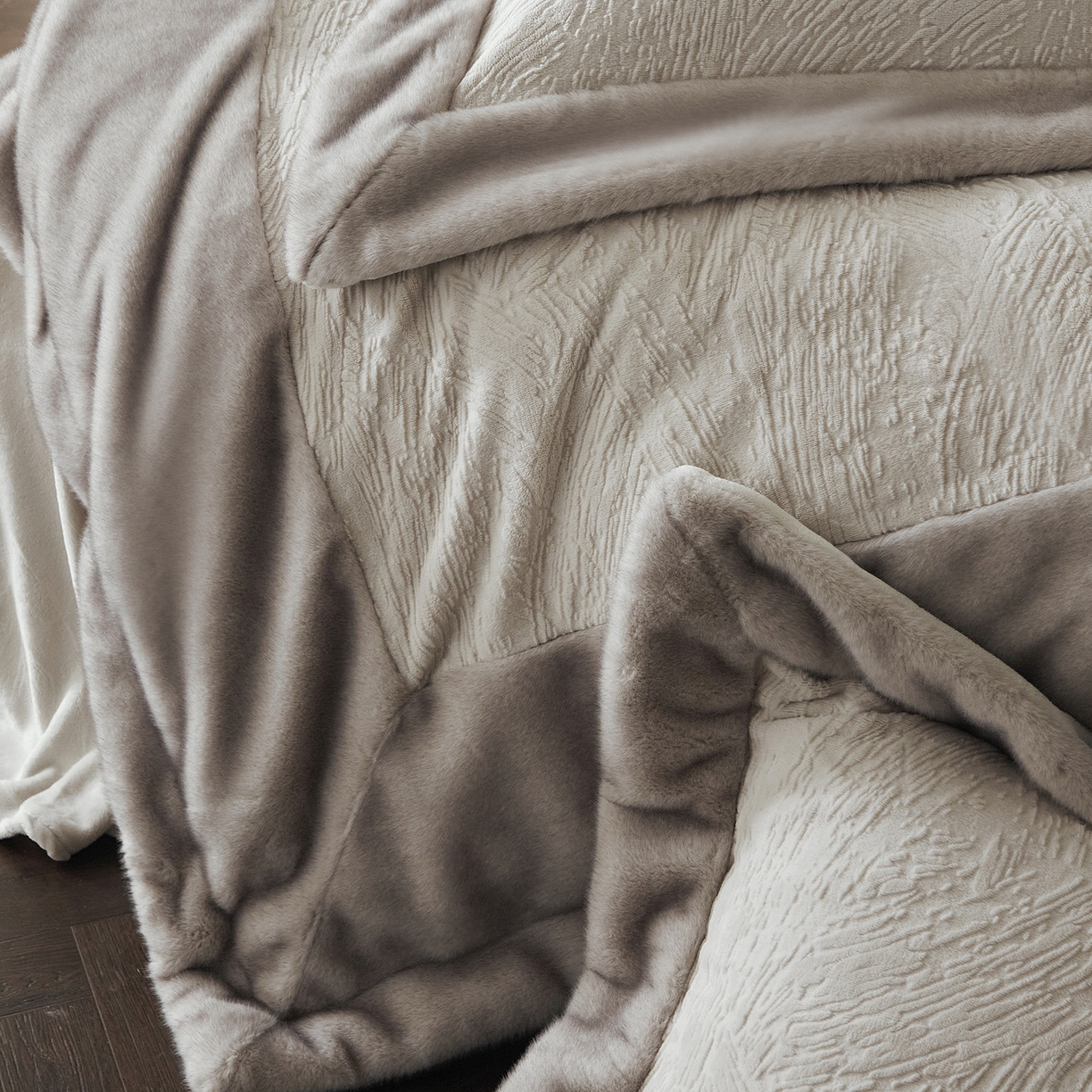 91家纺网 家纺一手货源 找家纺 （总）佳汐蓝家纺 2025新款雕花牛奶绒水貂毛拼边四件套-丹尔曼（卷后不低于398起）