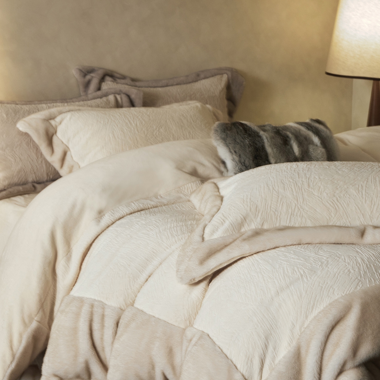 91家纺网 家纺一手货源 找家纺 佳汐蓝家纺 2025新款雕花牛奶绒水貂毛拼边四件套-丹尔曼（卷后不低于398起） 丹尔曼-米香槟