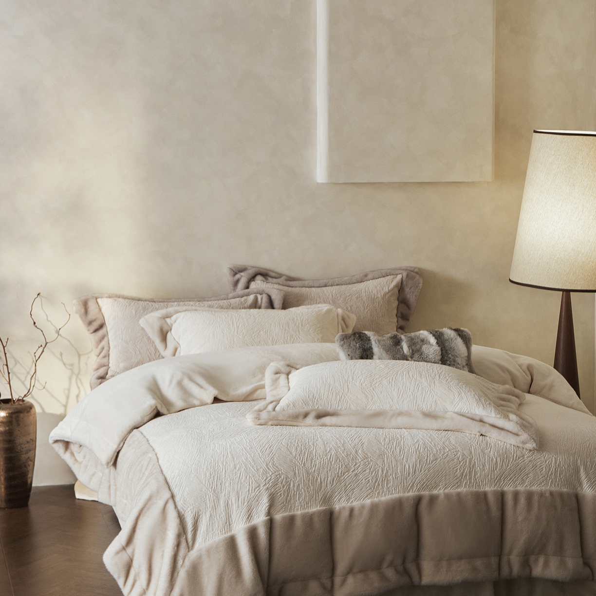 91家纺网 家纺一手货源 找家纺 佳汐蓝家纺 2025新款雕花牛奶绒水貂毛拼边四件套-丹尔曼（卷后不低于398起） 丹尔曼-米香槟