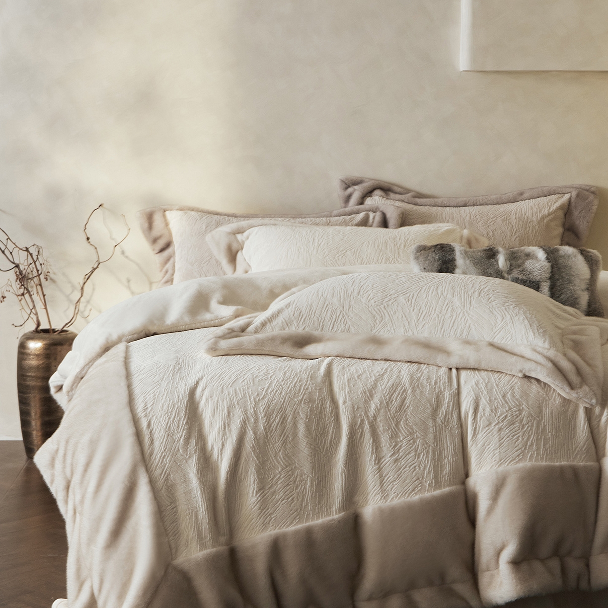 91家纺网 家纺一手货源 找家纺 佳汐蓝家纺 2025新款雕花牛奶绒水貂毛拼边四件套-丹尔曼（卷后不低于398起） 丹尔曼-米香槟