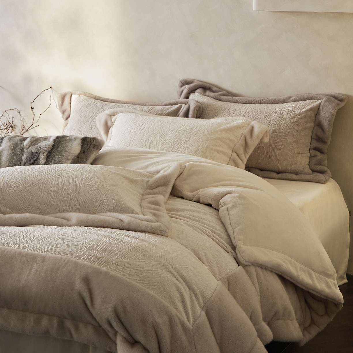 91家纺网 家纺一手货源 找家纺 佳汐蓝家纺 2025新款雕花牛奶绒水貂毛拼边四件套-丹尔曼（卷后不低于398起） 丹尔曼-米香槟