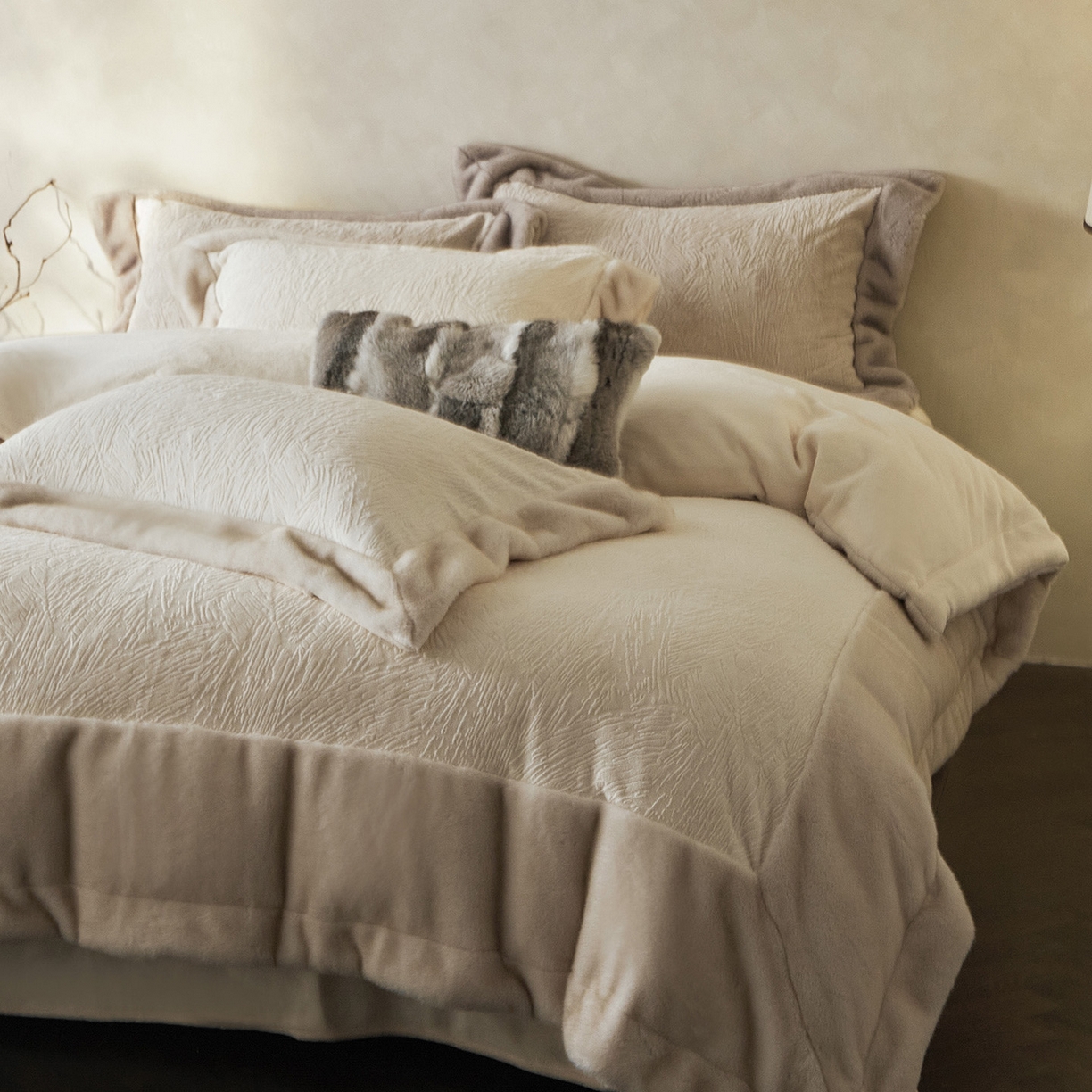 91家纺网 家纺一手货源 找家纺 佳汐蓝家纺 2025新款雕花牛奶绒水貂毛拼边四件套-丹尔曼（卷后不低于398起） 丹尔曼-米香槟