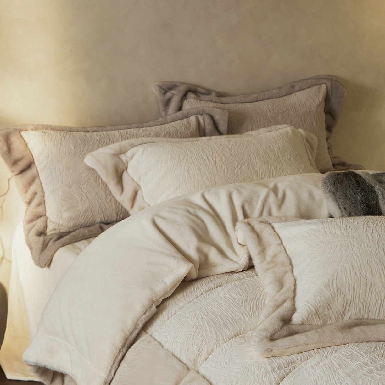 91家纺网 家纺一手货源 找家纺 佳汐蓝家纺 2025新款雕花牛奶绒水貂毛拼边四件套-丹尔曼（卷后不低于398起） 丹尔曼-米香槟