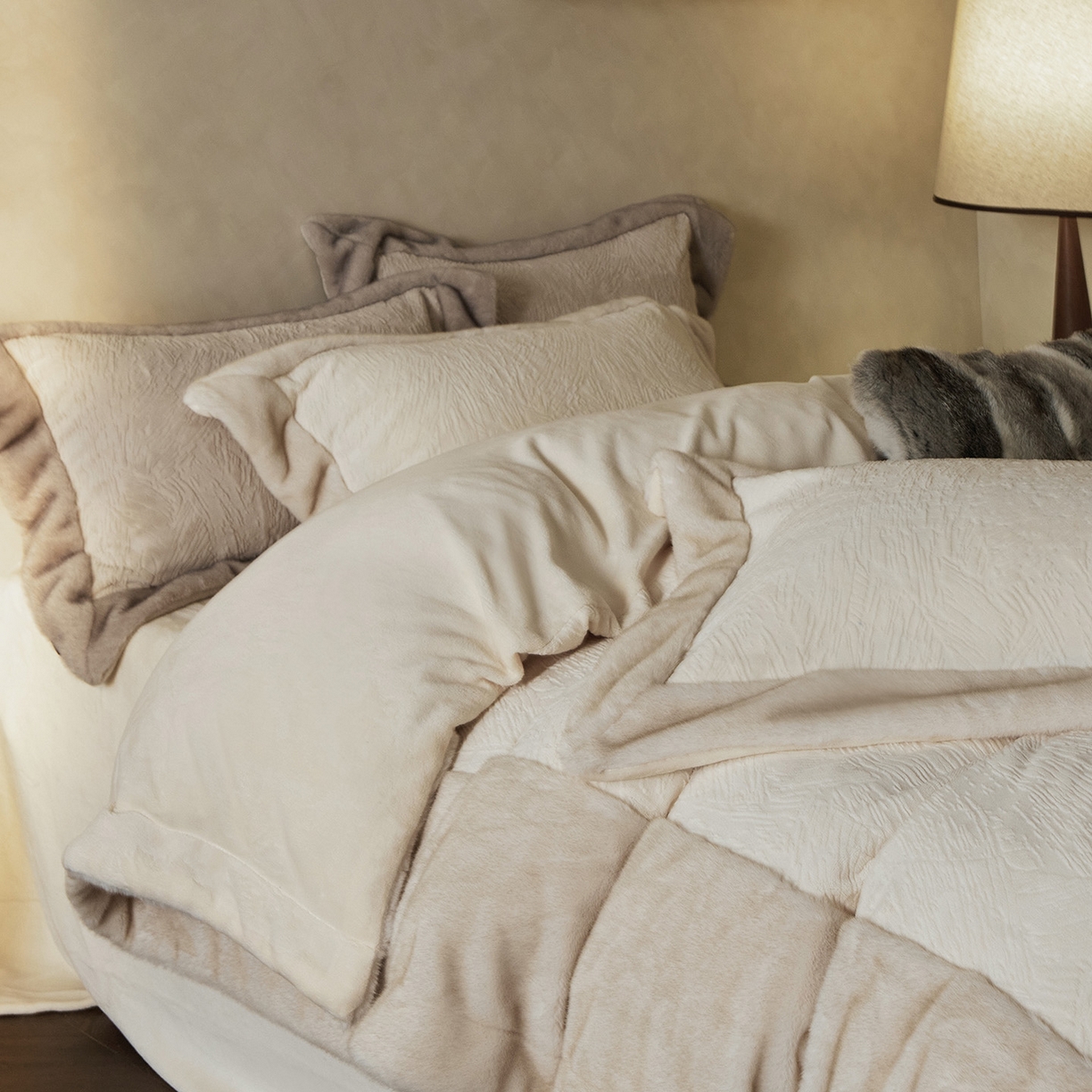 91家纺网 家纺一手货源 找家纺 佳汐蓝家纺 2025新款雕花牛奶绒水貂毛拼边四件套-丹尔曼（卷后不低于398起） 丹尔曼-米香槟