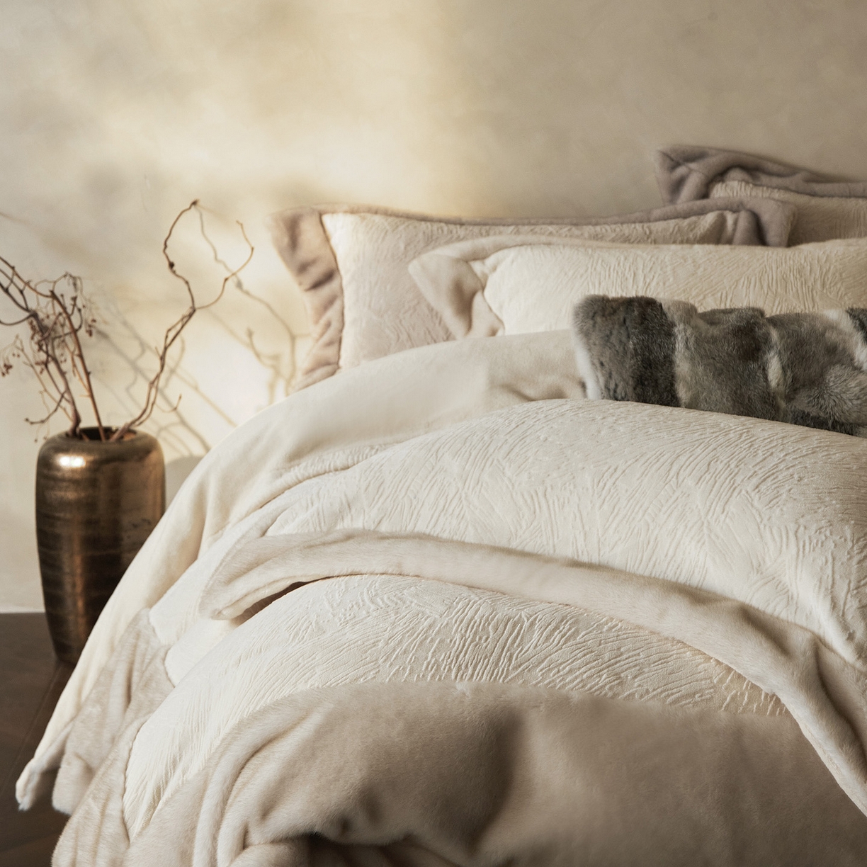 91家纺网 家纺一手货源 找家纺 佳汐蓝家纺 2025新款雕花牛奶绒水貂毛拼边四件套-丹尔曼（卷后不低于398起） 丹尔曼-米香槟