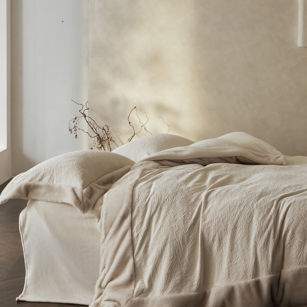 91家纺网 家纺一手货源 找家纺 佳汐蓝家纺 2025新款雕花牛奶绒水貂毛拼边四件套-丹尔曼（卷后不低于398起） 丹尔曼-米香槟