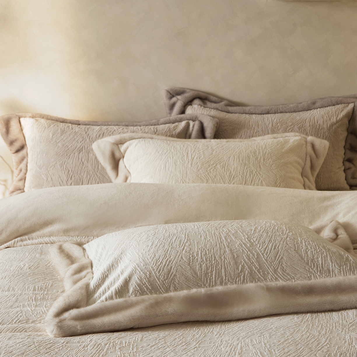 91家纺网 家纺一手货源 找家纺 佳汐蓝家纺 2025新款雕花牛奶绒水貂毛拼边四件套-丹尔曼（卷后不低于398起） 丹尔曼-米香槟