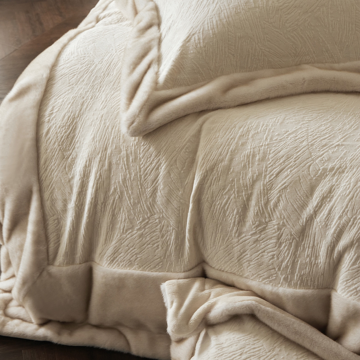 91家纺网 家纺一手货源 找家纺 佳汐蓝家纺 2025新款雕花牛奶绒水貂毛拼边四件套-丹尔曼（卷后不低于398起） 丹尔曼-米香槟