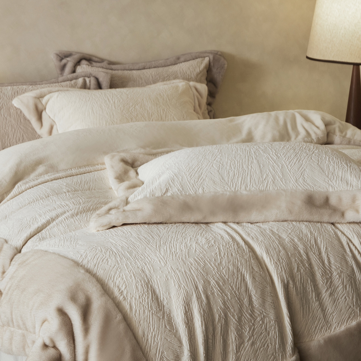 91家纺网 家纺一手货源 找家纺 佳汐蓝家纺 2025新款雕花牛奶绒水貂毛拼边四件套-丹尔曼（卷后不低于398起） 丹尔曼-米香槟