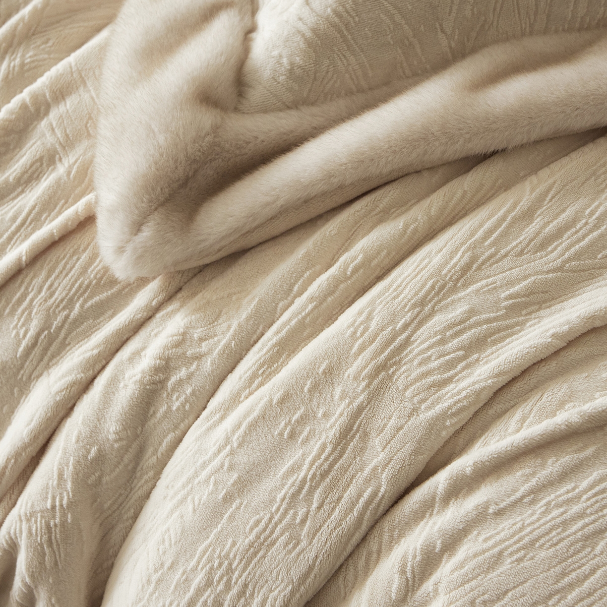 91家纺网 家纺一手货源 找家纺 佳汐蓝家纺 2025新款雕花牛奶绒水貂毛拼边四件套-丹尔曼（卷后不低于398起） 丹尔曼-米香槟