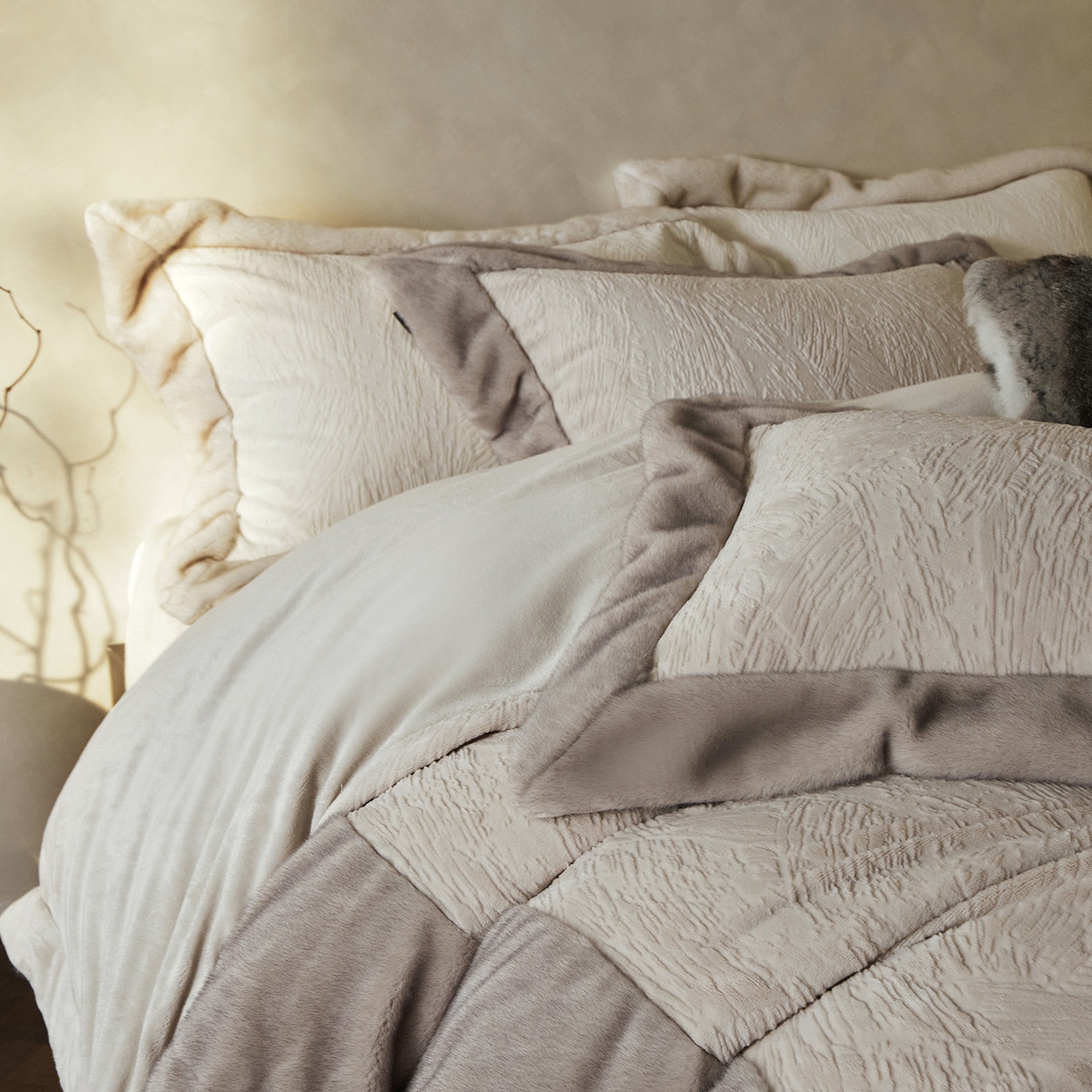 91家纺网 家纺一手货源 找家纺 佳汐蓝家纺 2025新款雕花牛奶绒水貂毛拼边四件套-丹尔曼（卷后不低于398起） 丹尔曼-白灰