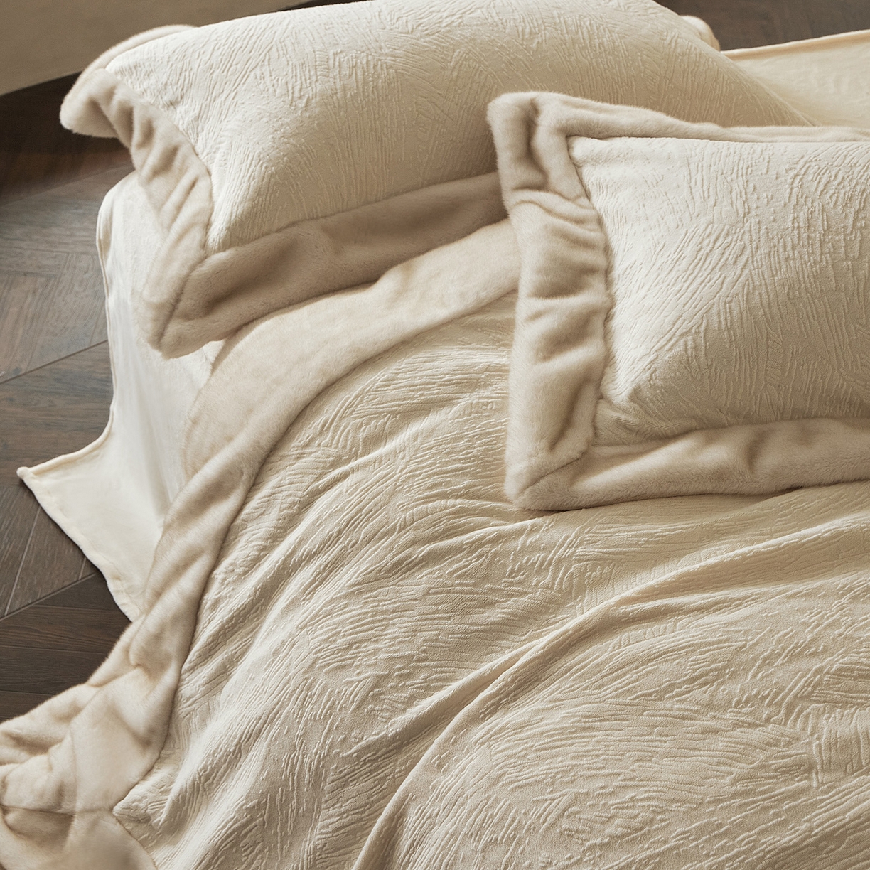 91家纺网 家纺一手货源 找家纺 佳汐蓝家纺 2025新款雕花牛奶绒水貂毛拼边四件套-丹尔曼（卷后不低于398起） 丹尔曼-米香槟