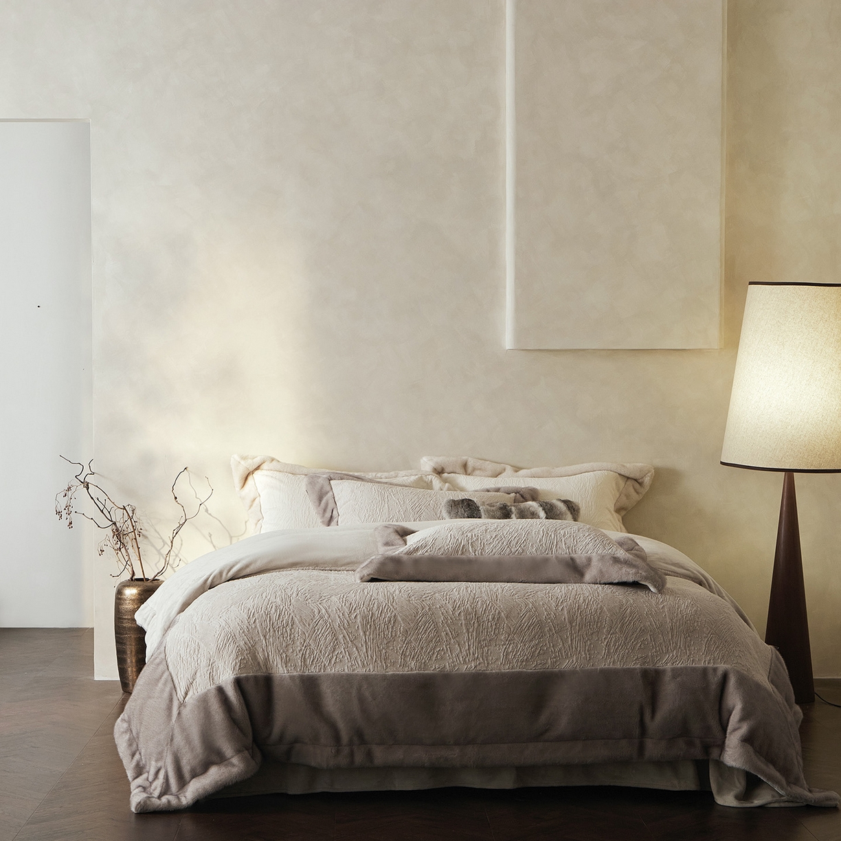 佳汐蓝家纺 2025新款雕花牛奶绒水貂毛拼边四件套-丹尔曼（卷后不低于398起） 丹尔曼-白灰