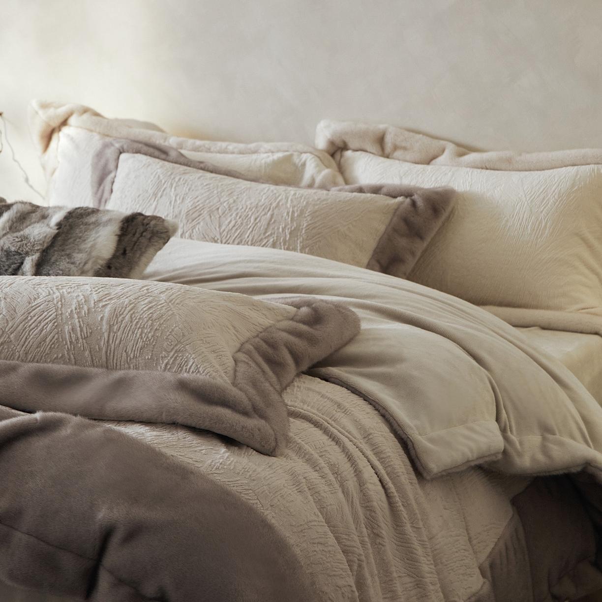 91家纺网 家纺一手货源 找家纺 佳汐蓝家纺 2025新款雕花牛奶绒水貂毛拼边四件套-丹尔曼（卷后不低于398起） 丹尔曼-白灰