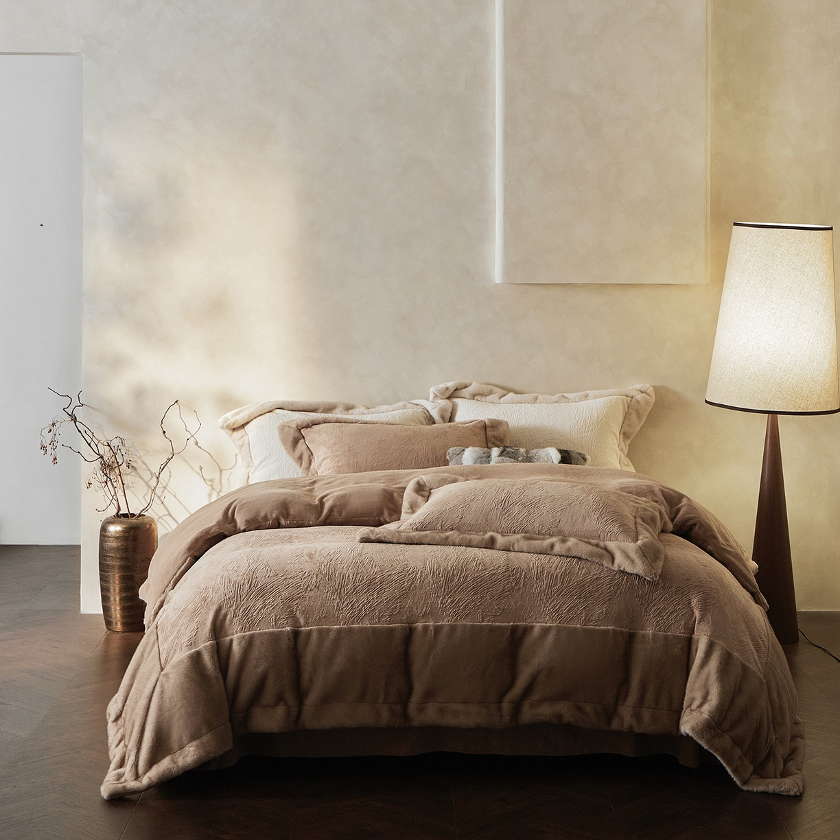 佳汐蓝家纺 2025新款雕花牛奶绒水貂毛拼边四件套-丹尔曼（卷后不低于398起） 丹尔曼-咖色